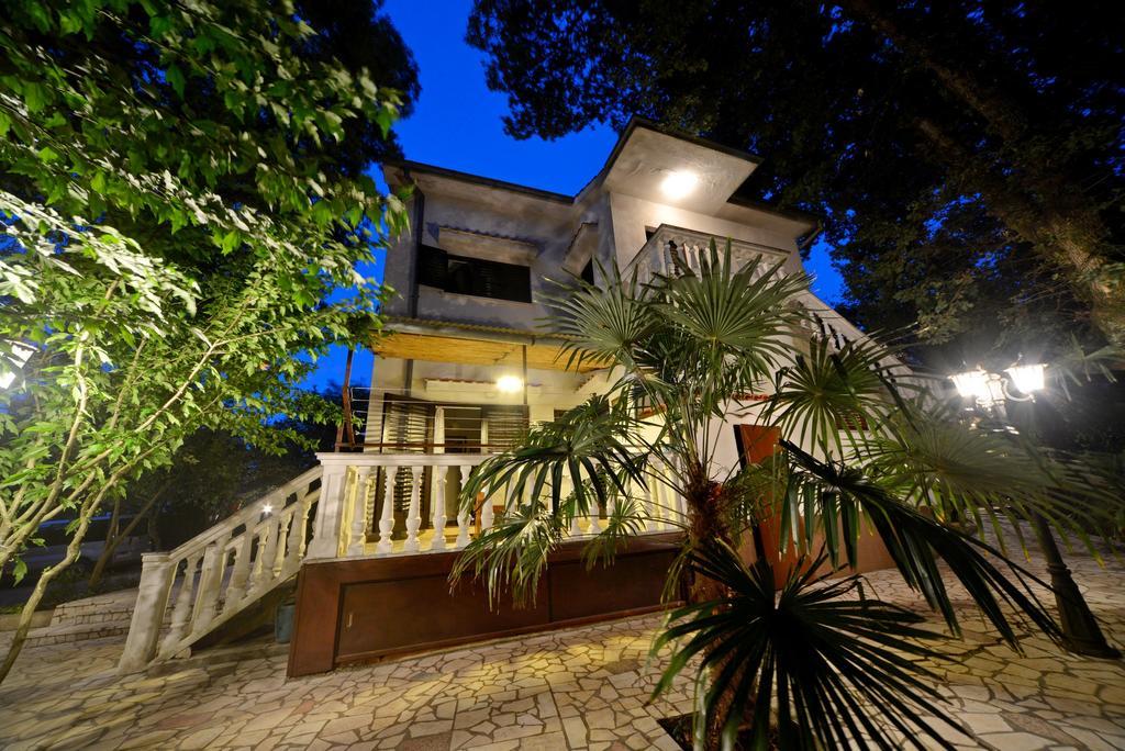 Apartments Karmelic Malinska Buitenkant foto