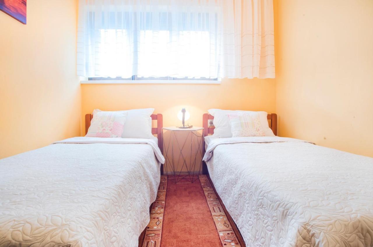 Apartments Karmelic Malinska Buitenkant foto