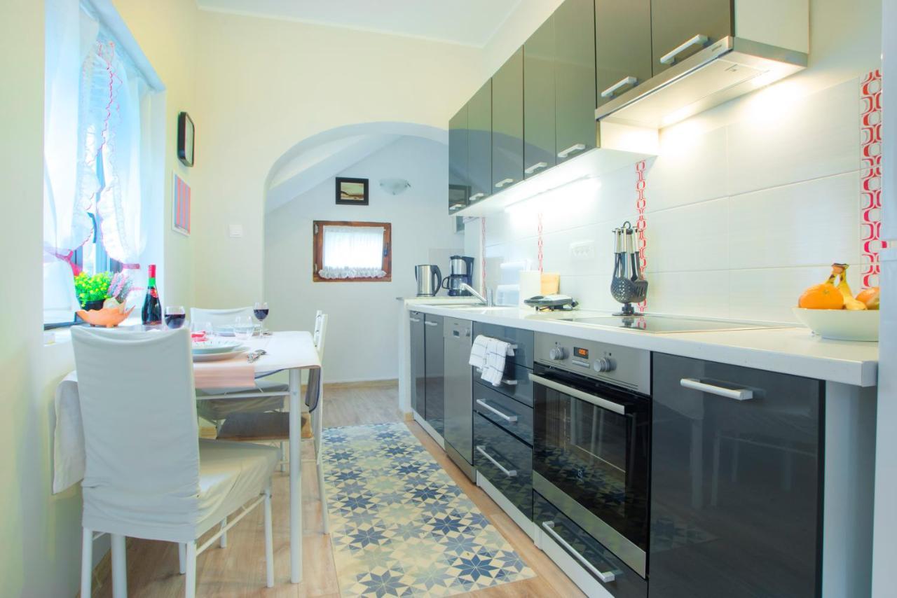 Apartments Karmelic Malinska Buitenkant foto